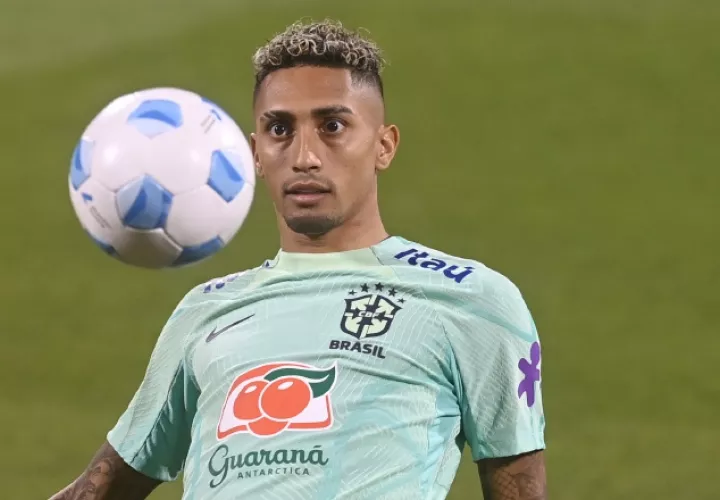 Raphinha en los entrenamientos de Brasil. Foto:EFE