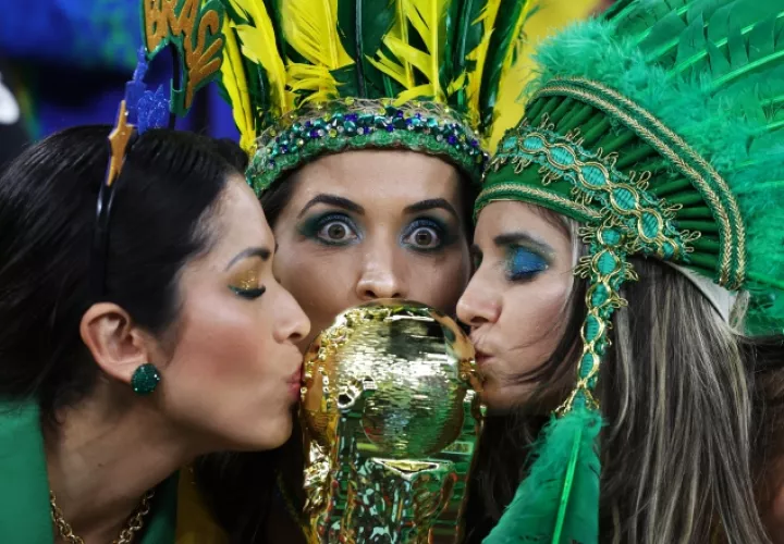 1-  Aficionadas de Brasil,   besan la copa  de la FIFA, aspiran al sexto titulo 