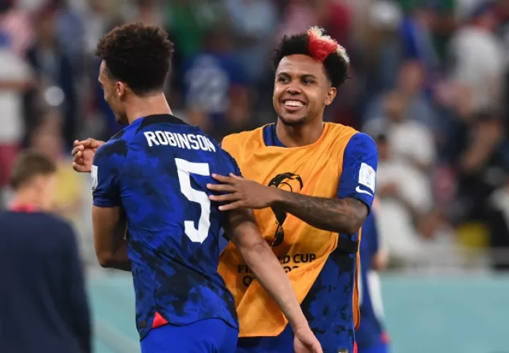 Weston Mckennie (der.)  y  Antonee Robinson de EE.UU. Foto:EFE