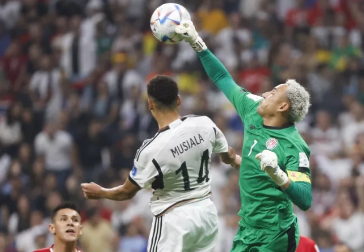 El portero de Costa Rica, Keylor Navas, despeja el balón con un puñetazo.  Foto:EFE