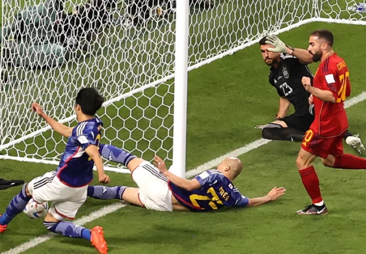 Kaoru Mitoma de Japón (izq), mete el balón nuevamente al cuadro y termina en gol. Foto:EFE