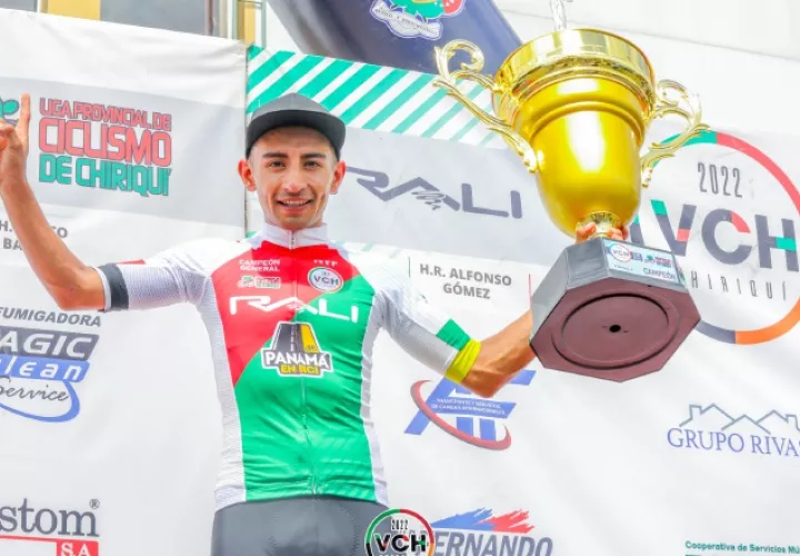 El colombiano Marco Tulio Suesca con el trofeo de campeón. Foto:Fepaci 