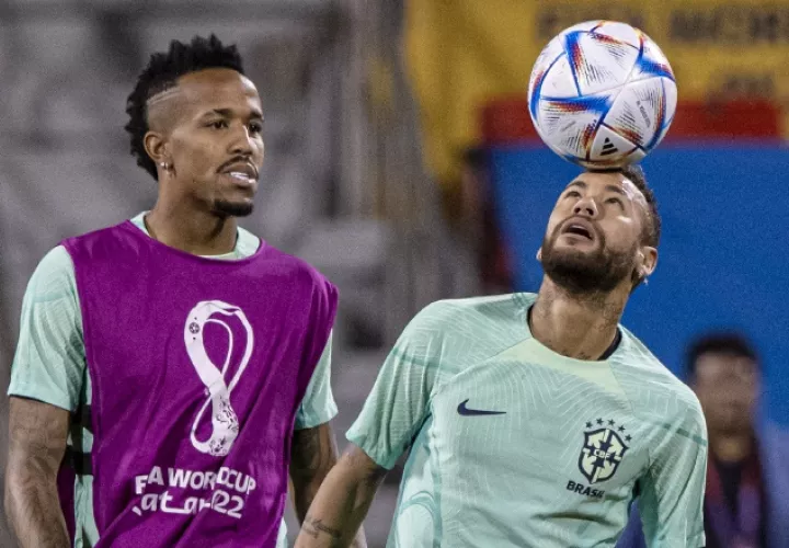 Eder Militao y Neymar (der.) en los entrenamientos de Brasil. Foto:EFE