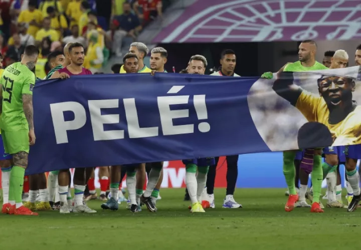 Jugadores del equipo de Brasil, muestran una pancarta en apoyo a Pelé. Foto.EFE