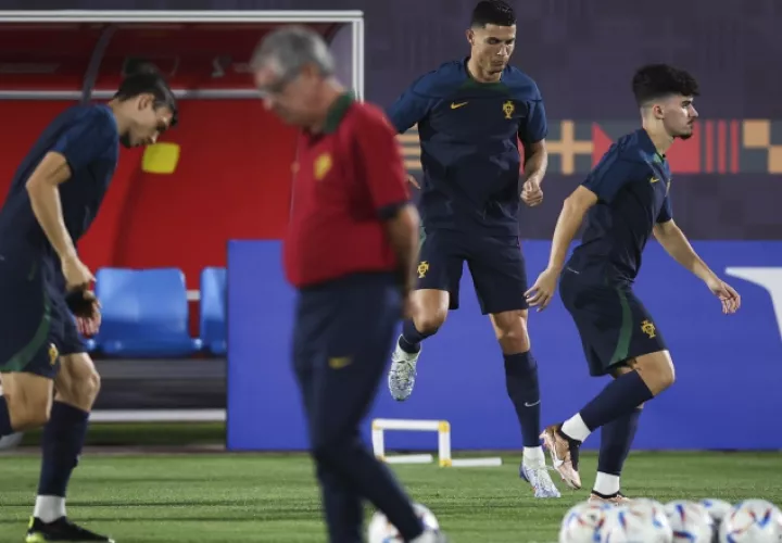 Fernando Santos técnico de Portugal supervisa los entranemientos atrás Cristiano Ronaldo y Vitinha. Foto:EFE