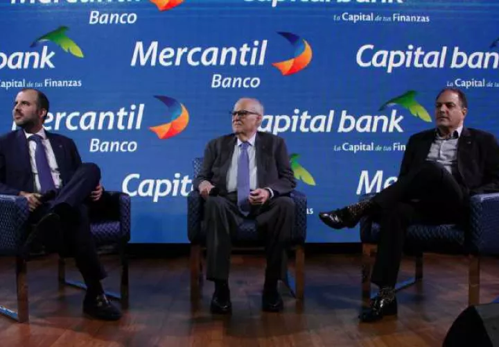 Ignacio Vollmer, Gustavo Vollmer y Moisés Cohen, explican la fusión bancaria que se realizó.  Víctor Arosemena