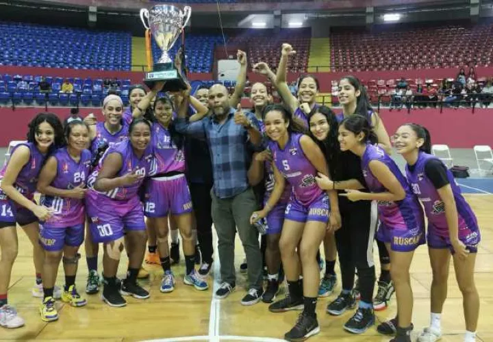 Las chicas  de La U Girls Hoops levantan el trofeo de campeonas. Foto:Fepaba