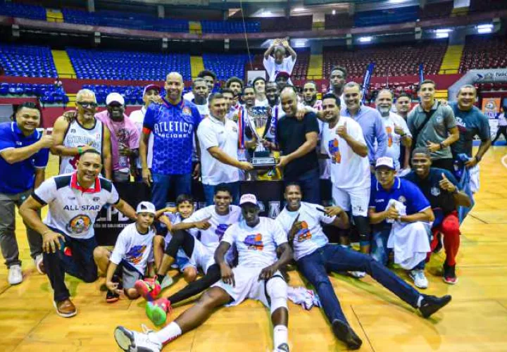 Atlético Nacional con el trofeo de campeón. Foto:LPB