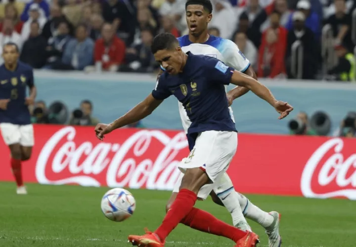 Raphael Varane (azul), defensa del equipo francés.  Foto:EFE