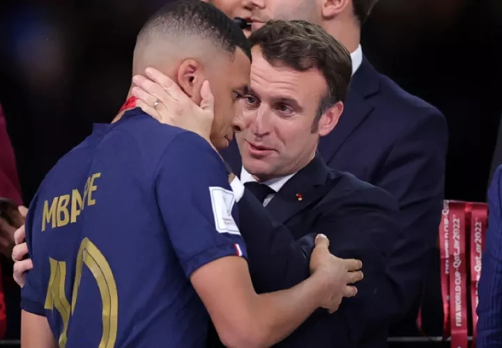 El presidente francés, Emmanuel Macron (der.) y Mbappé. Foto:EFE