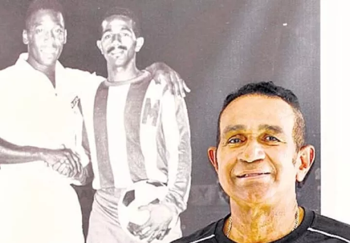 Pelé  junto al 'Cascarita' Tapia en su partido en Panamá.  Foto: Cortesía