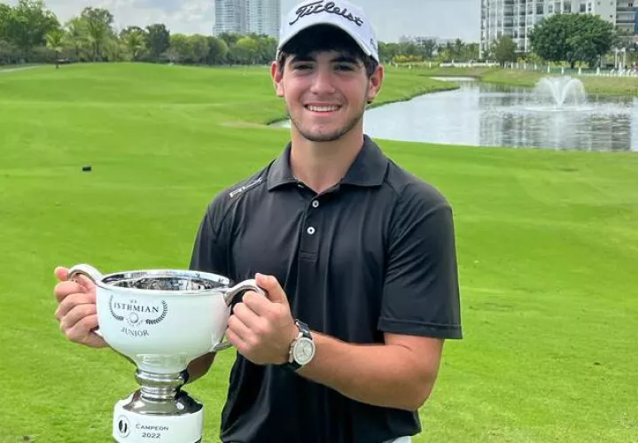 Samuel Durán con la copa de campeón del Isthmian Jr. Cortesía