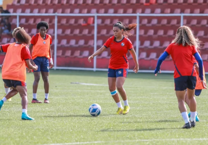 Laurie Batista en los entrenamientos del seleccionado mayor femenino. Foto: Fepafut