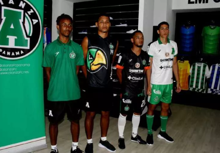 Jugadores de Alianza con su nueva camiseta. Foto: Víctor Arosemena
