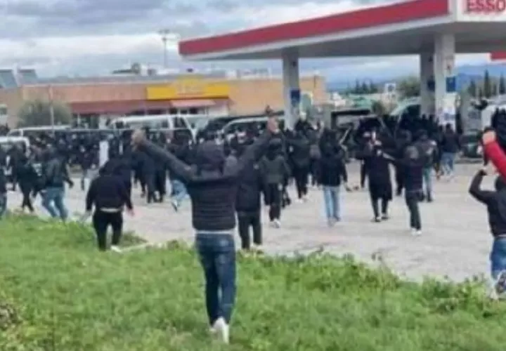 Pelea entre aficionados del Nápoles y Roma. Foto: Twitter