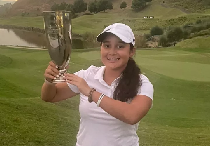 Sara Luciani con el trofeo de ganadora Foto: Cortesía
