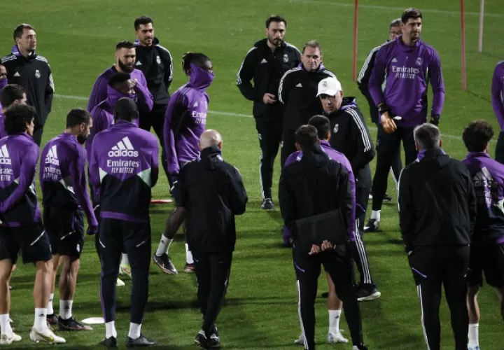 Carlo Ancelotti (cent.) en los entrenamientos del Real Madrid. Foto:EFE