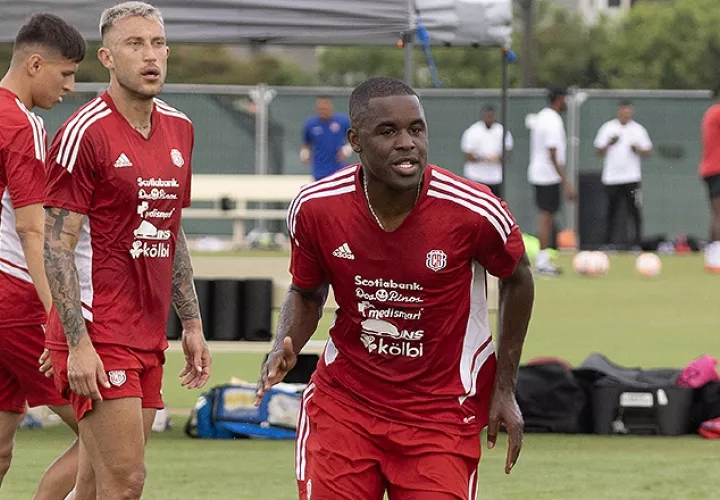 Joel Campbell (der.) de la selección  tica en los entrenamientos. Foto: Twitter