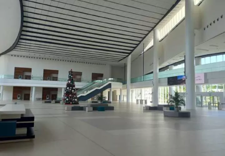 Vista del amplio vestíbulo del Panama Convention Center, de 15,400 metros cuadrados de área de exhibición, que en noviembre será sede del Mundial de Robótica.  Francisco Paz