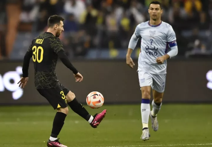 Leo Messi del PSG de Francia (izq.) controla el balón ante el acecho de Cristiano Ronaldo. Foto:EFE  