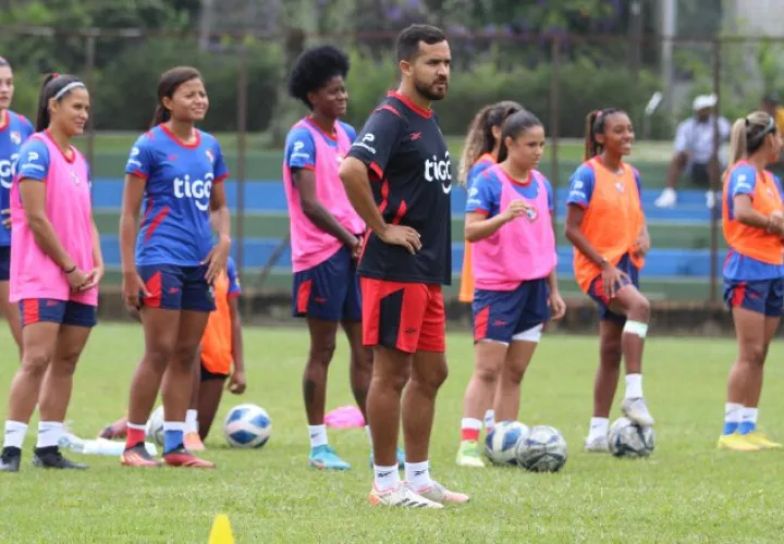 El técnico Ignacio 'Nacho' Quintana, durate los entrenamientos del equipo mayor. Foto: Fepafut