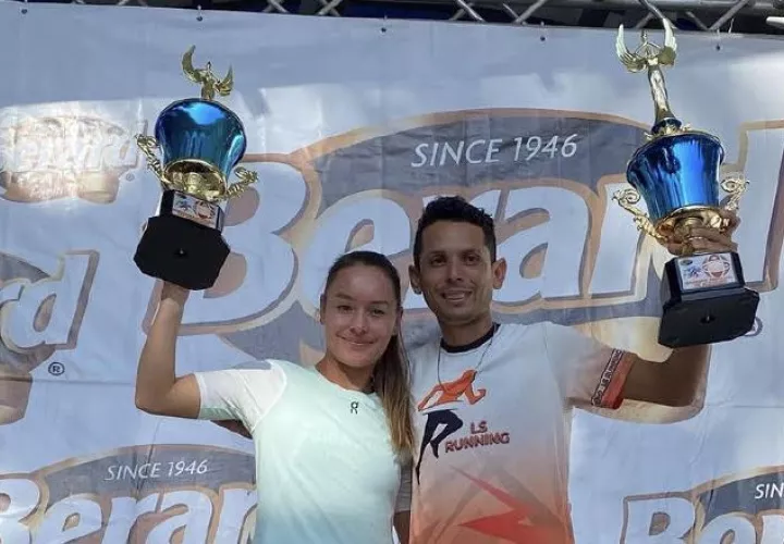 Alexandra Aldana y José Cedeño, celebran tras ganar la carrera en Bugaba, Chiriquí. Cortesía./Carreralacandelaria