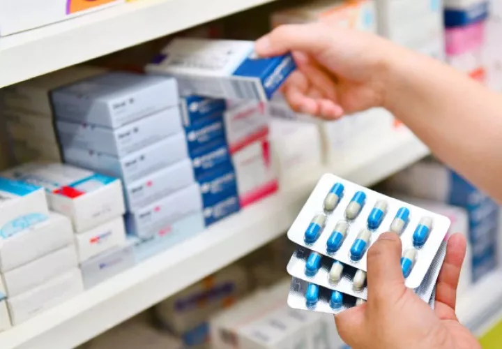 Los propietarios defienden su actividad, pese a las críticas por el alto costo de los medicamentos.