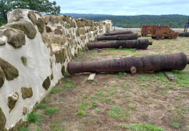 Cañones de la fortificación ubicados en la entrada del lugar. 