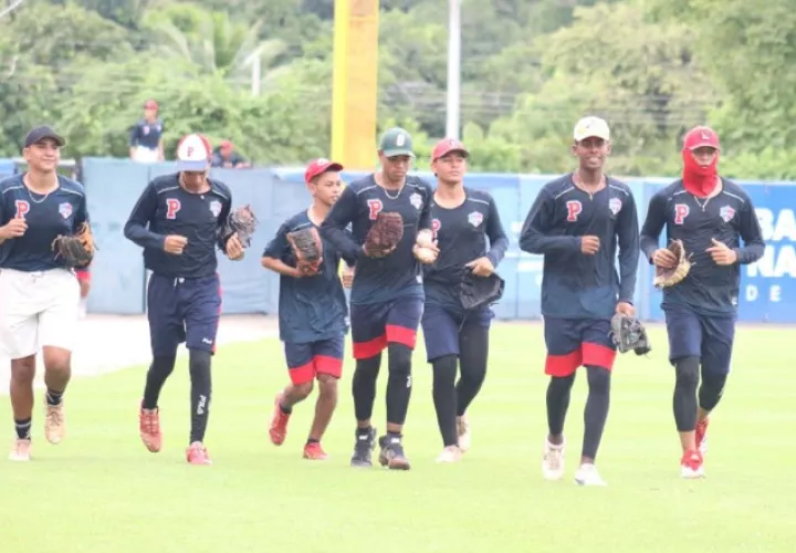 Jugadores del seleccionado panameño U18 durante los entrenamientos. Foto: Fedebeis