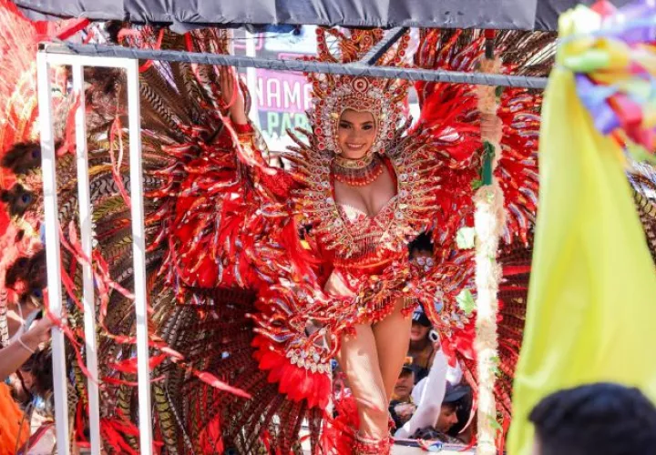 Ana Victoria Quijada de la Calle Arriba de Chitré, junto a su tuna, hicieron bailar a propios y extraños en el segundo día de Carnaval. Foto. Thays Domínguez