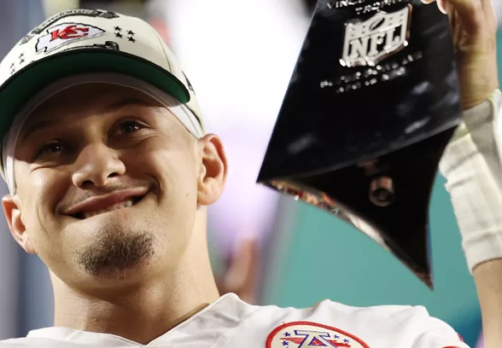 Patrick Mahomes sostiene el trofeo Vince Lombardi que acredita a su equipo los Kansas City Chiefs como ganadores del Super Bowl.