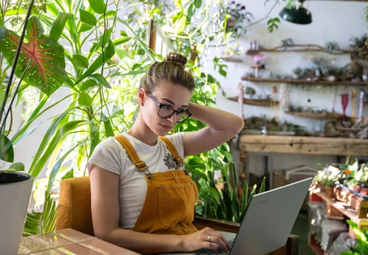Una joven utiliza un 'chromebook' ecológico.  EFE