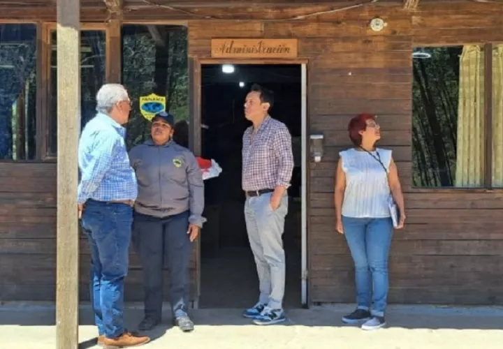 Personal de la embajada de Ecuador en Panamá visitó el albergue de Los Planes, en Gualaca. La mayorías de los pasajeros del bus siniestrado procedían de esa nación. Cortesía
