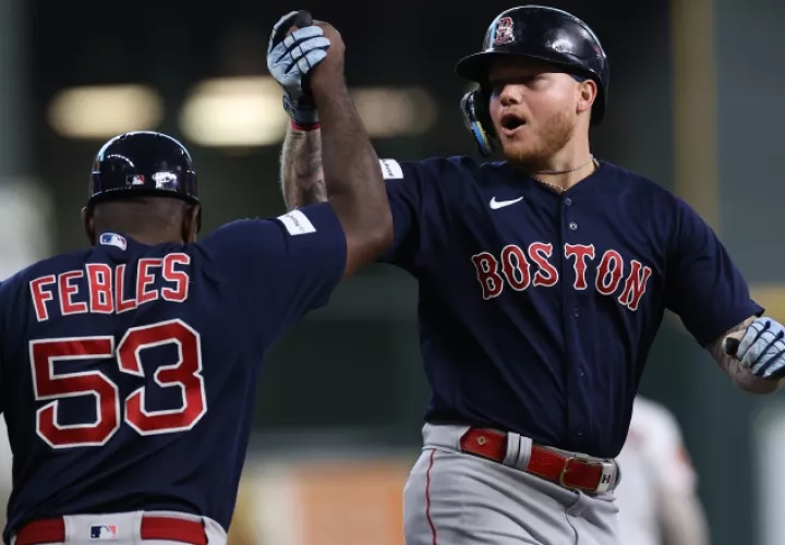 Carlos Flebes  felicita a  Alex Verdugo  por su jonrón. EFE