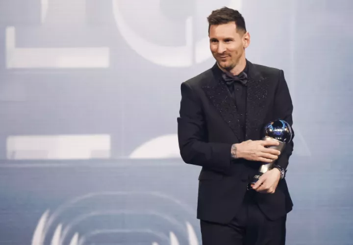 El jugador Lionel Messi con el premio The Best. Foto.EFE