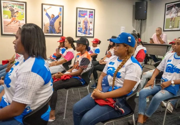 Jugadoras que estarán en el torneo nacional de sóftbol. Foto: Pandeportes