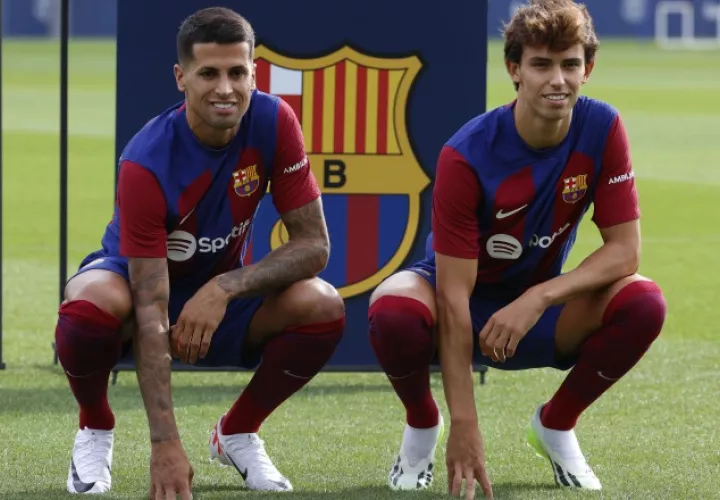 Los portugueses Joao Cancelo (izq.), y el delantero Joao Félix. Foto:EFE
