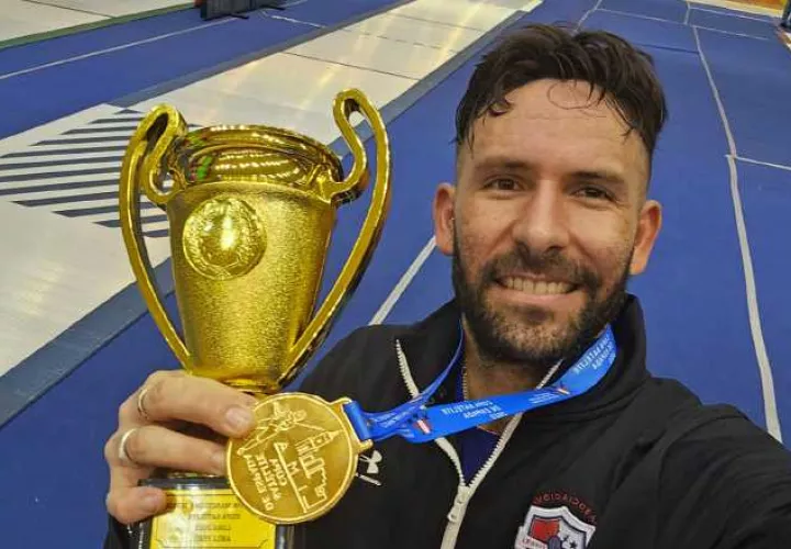 El esgrimista panameño  Arturo Dorati muestra el trofeo y medalla de oro ganada en Perú. Foto: Cortesía