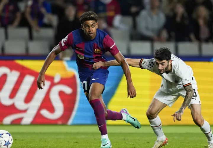 El delantero del Barcelona Lamine Yamal (izq.)) escapa de Taras Stepanenko, del Shakhtar. Foto:EFE