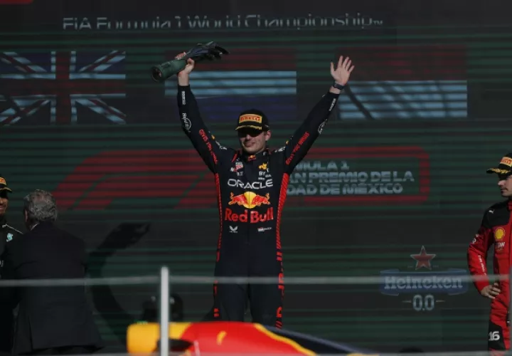 Max Verstappen, festeja al ganar el gran Premio de México. EFE