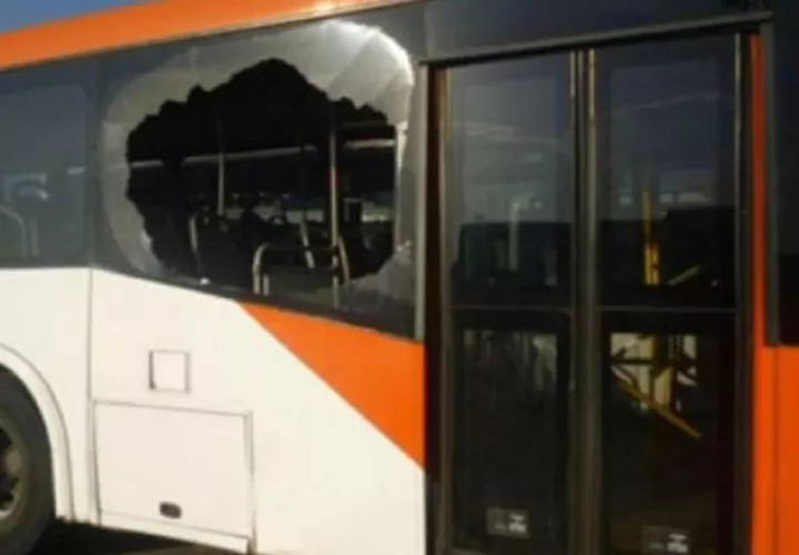 Metrobús afectado por los disturbios generados tras las protestas contra el contrato ley entre el Estado y Minera Panamá.  Cortesía MiBus