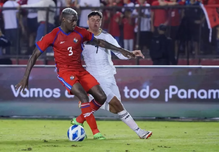 José Córdoba de Panamá (izq.) disputa el balón contra Anthony Contreras de Costa Rica. Foto: EFE 