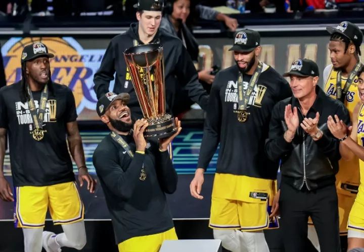 LeBron James de los Lakers, festejan el título. Foto:EFE