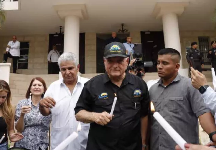 El candidato presidencial, Ricardo Martinelli, su compañero de fórmula José Raúl Mulino y la exprimera dama Marta Linares de Martinelli estuvieron presentes.