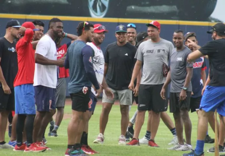 Jugadores de Federales de Chiriquí conversan, previo a los entrenamientos de ayer en el estadio Rod Carew. Foto: Cortesía.