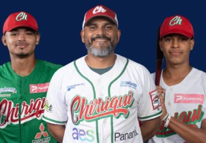 Andrés Araúz (izq.), el manager Xavier Tapia (cent.) y Víctor Jiménez de la tropa chiricana. Foto: Fedebeis