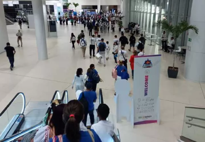 Imagen del día inaugural de las Olimpiadas Mundiales de Robótica que reunió a jóvenes de 81 países en el Panamá Convention Center.  Archivo