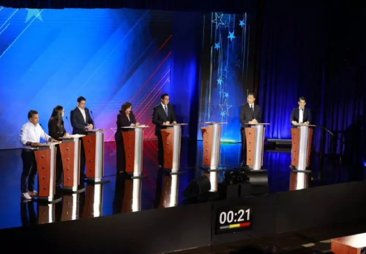 Candidatos presidenciales durante su participación ayer en el primer debate organizado por el Tribunal Electoral. Archivo
