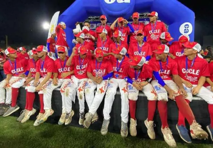 Equipo campeón de Coclé en la categoría del béisbol juvenil. Fotos: Fedebeis