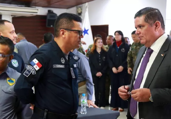 Jhon Dormheim, director de la Policia Nacional junto al ministro de Seguridad, Juan Manuel Pino. Archivo.